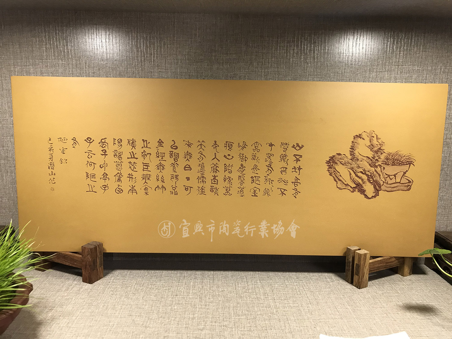 师从毛国强弟子卓泽斌先生,从艺五载.耳提面命紫砂陶刻艺术技法,技艺.