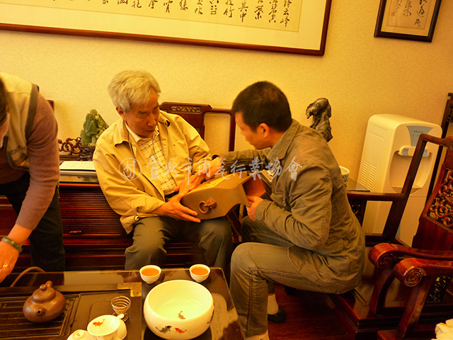 向大师谭泉海请教陶刻技艺.JPG