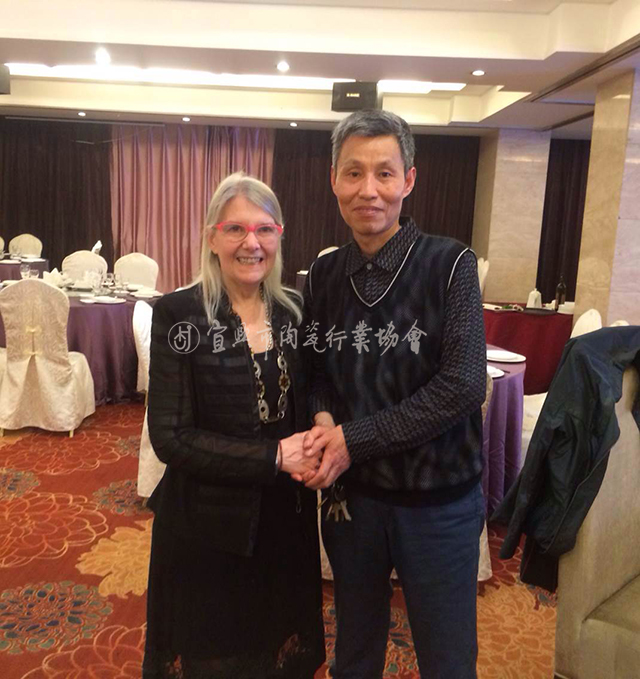 与国际陶艺交流协会主席合影.JPG