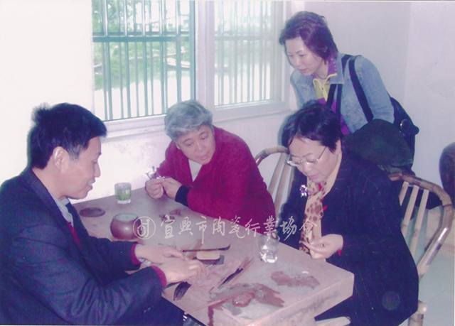 与全国侨联主任唐闻生探讨紫砂技艺.jpg