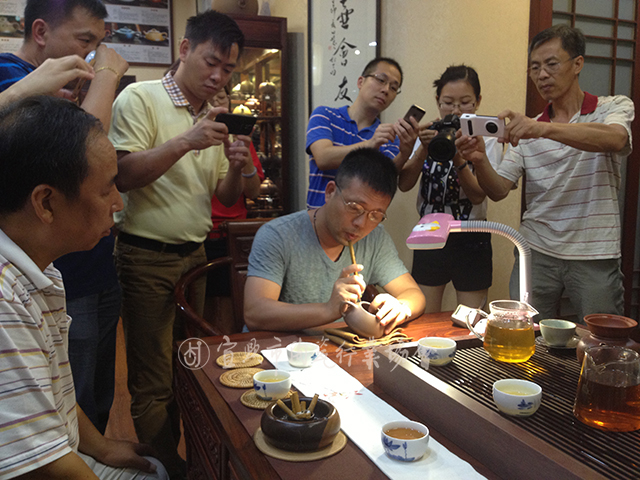 广东现场展示陶刻艺术.jpg