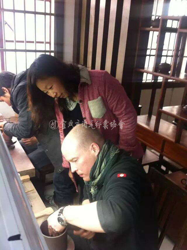 指点国外友人学习紫砂制作.jpg
