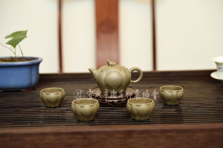 青蛙莲子套壶.jpg