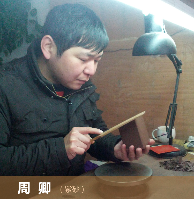 师从高级工艺美术师高奋荣,在紫砂艺苑中耕耘至今.